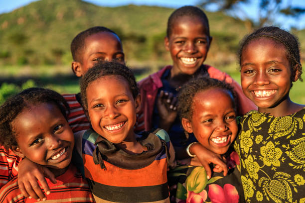 gruppo di bambini africani felici, africa orientale - ethiopian culture foto e immagini stock