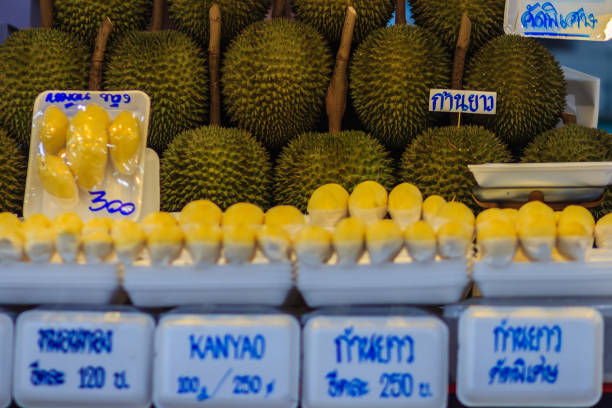 bangkok, tajlandia - 23 kwietnia 2017: organiczne owoce durian i durian flesh zapakowane na sprzedaż na or tor kor market, jednym ze świeżych rynków na świecie, który znajduje się w pobliżu weekendowego targu chatuchak w bangkoku. - or tor kor market zdjęcia i obrazy z banku zdjęć