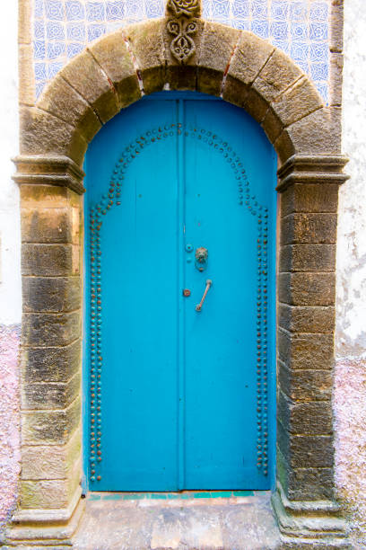 tradicional colorida puerta marroquí en la medina - vieja parte de la ciudad en marruecos - casablanca moroccan culture style islam fotografías e imágenes de stock