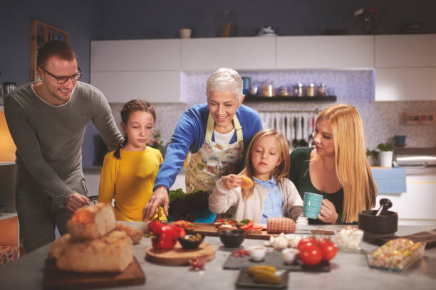 istock Family in the kitchen 904602320