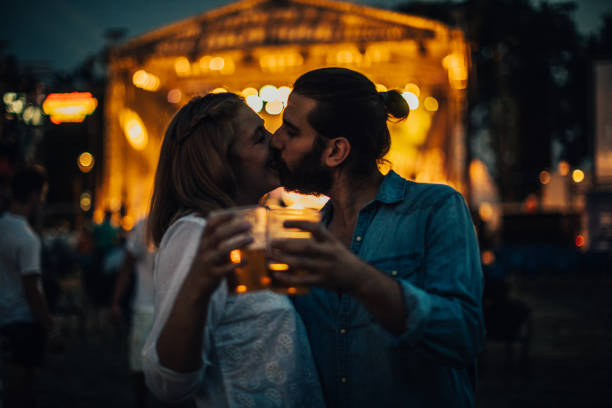 istock Kissing on concert 904603504