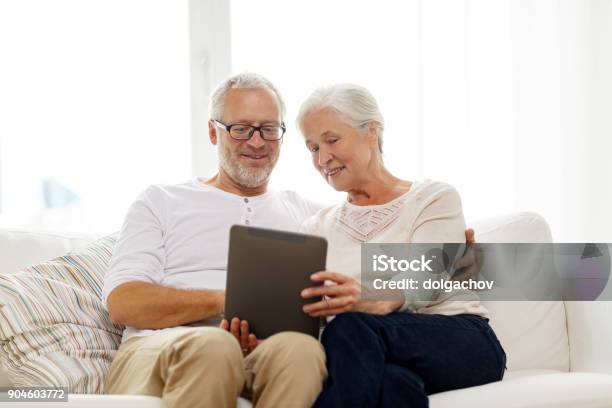 Glücklich Altes Paar Mit Tablet Pc Zu Hause Fühlen Stockfoto und mehr Bilder von Aktiver Senior - Aktiver Senior, Alt, Alter Erwachsener