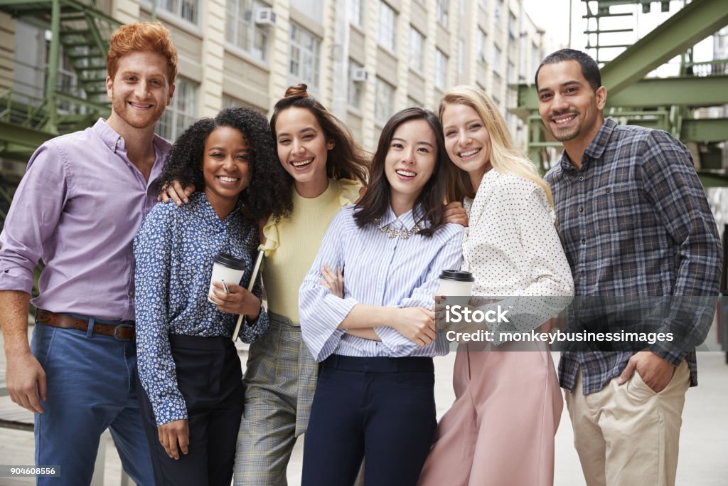 Six jeunes collaborateurs adultes debout à l’extérieur, portrait de groupe - Photo de Groupe multi-ethnique libre de droits