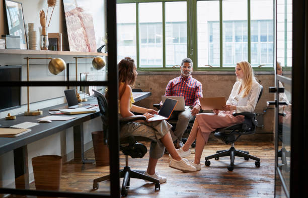 istock Business team meeting in an office booth, close up 904610078