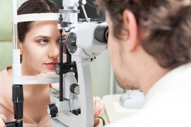 Pretty woman during an eye exam with the ophthalmologist - fotografia de stock