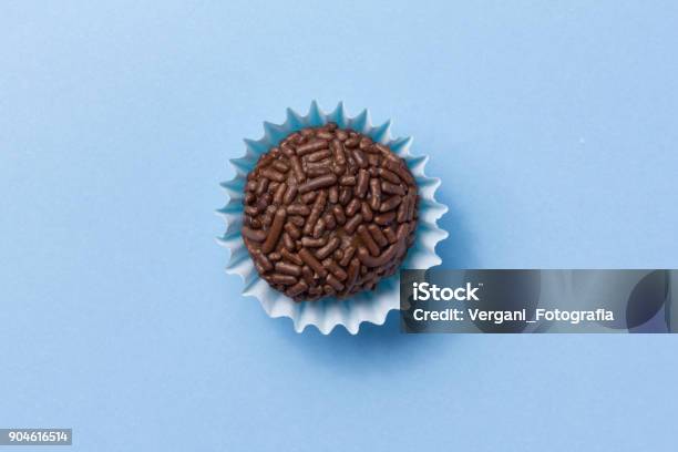 Brigadeiro Es Una Trufa De Chocolate De Brasil Cacao Y Chispitas De Chocolate Dulce De Fiesta De Cumpleaños De Los Niños Vista Superior De Caramelo En El Fondo Azul Foto de stock y más banco de imágenes de Brigadeiro - Dulce