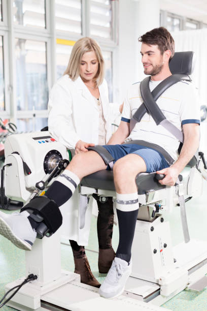 Isokinetic testing machines doctor physiotherapist  is measuring a patient muscle strength for identify potentially harmful weaknesses dynamometer stock pictures, royalty-free photos & images