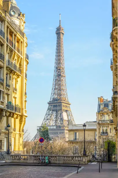 View of the Eiffel Tower from a small cobbled dead-end street of the Chaillot hill by a sunny winter afternoon.