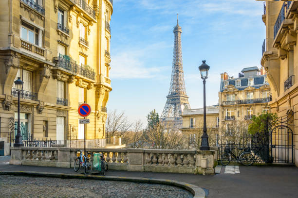 view of the eiffel tower from a small cobbled dead-end street of the chaillot hill by a sunny winter afternoon - paris street imagens e fotografias de stock