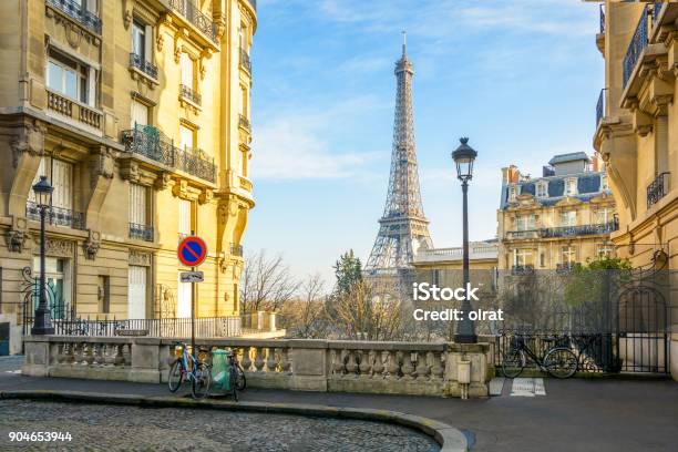 Foto de Vista Da Torre Eiffel De Uma Pequena Rua Sem Saída Paralelepípeda Da Colina De Chaillot Por Uma Tarde Ensolarada De Inverno e mais fotos de stock de Paris