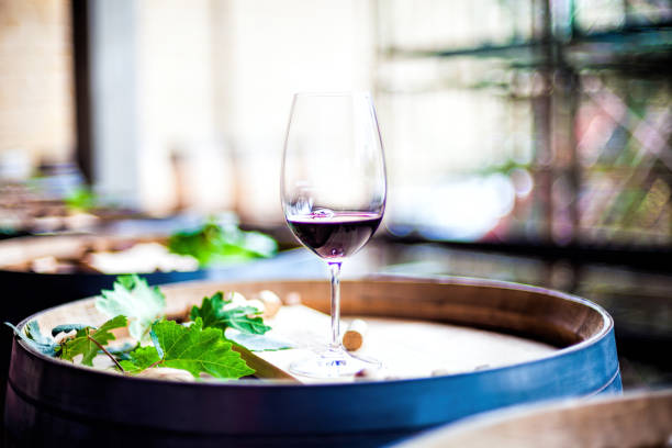 bicchiere di vino rosso e grappolo d'uva - alcohol wine barrel la rioja foto e immagini stock