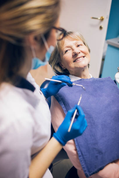 check-up dentale - dentist dentist office patient discussion foto e immagini stock