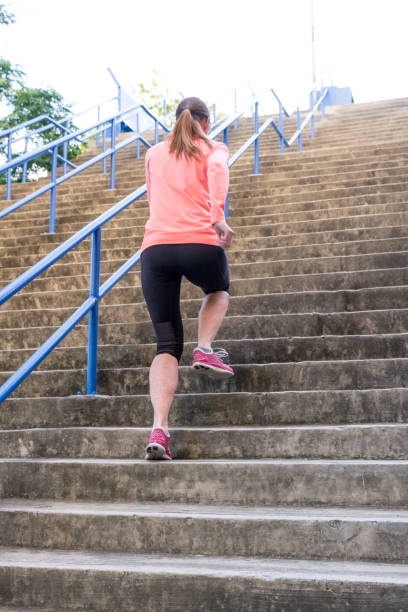 atletyczna kobieta biegająca po schodach – zdjęcie
