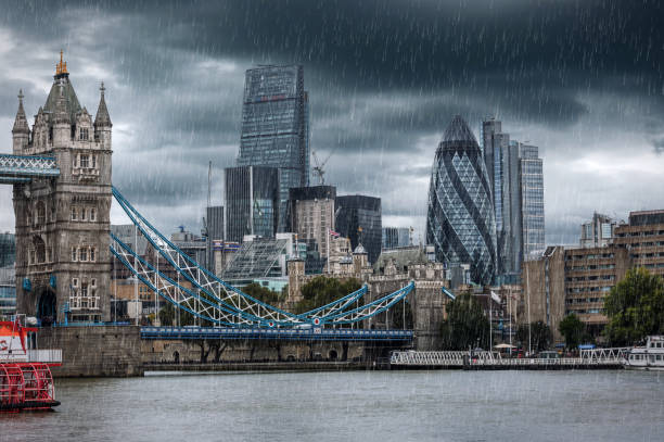 puente de la torre y la ciudad de londres durante un día lluvioso - london england thames river storm rain fotografías e imágenes de stock