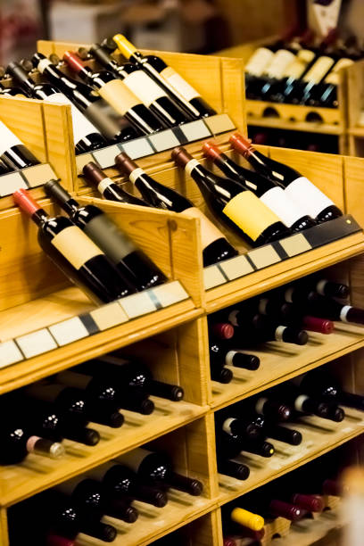 酒屋 - wine cellar liquor store wine rack ストックフォトと画像