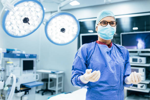 手術の制服に身を包んだ女医 - scrubs surgeon standing uniform ストックフォトと画像