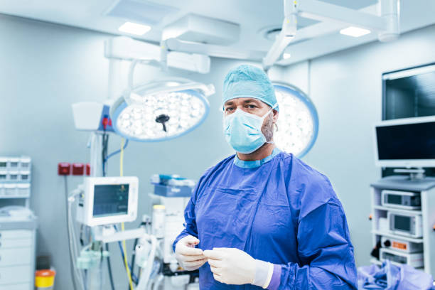 cirujano en la sala de operaciones moderna - performance surgery doctor men fotografías e imágenes de stock