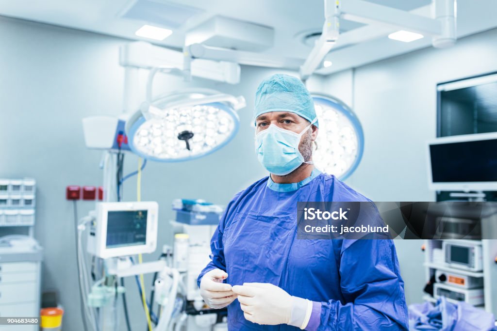 Chirurgien dans le théâtre d’opération moderne - Photo de Chirurgien libre de droits