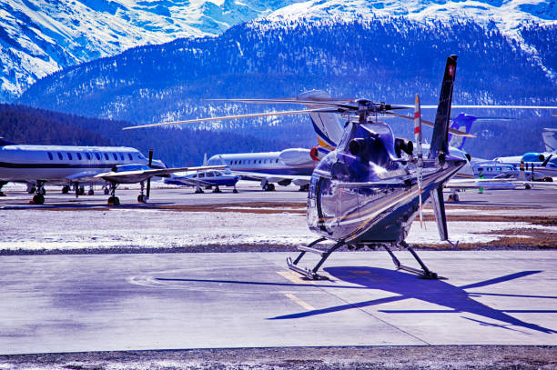 jet privati, aerei ed elicotteri nelle splendide montagne innevate delle alpi a st moritz in svizzera - switzerland mountain range engadine lake foto e immagini stock