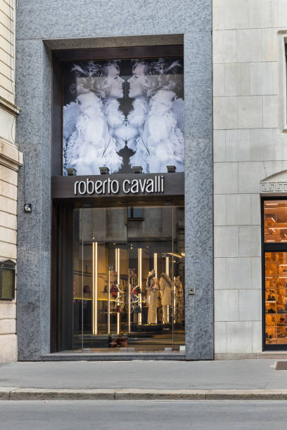 roberto cavalli-shop in der innenstadt von mailand. symbol und konzept von luxus, einkaufen, eleganz und made in italy - shopping milan italy retail shopping mall stock-fotos und bilder