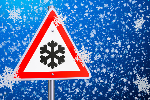 Cuidado con el hielo o la nieve, señal de tráfico. Render 3D photo
