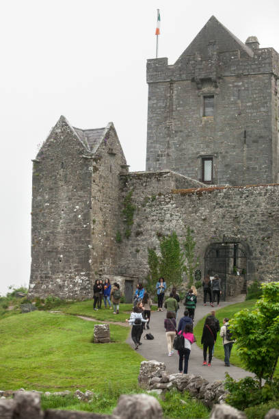 touristes à dunguaire castle dans le comté de galway, irlande - kinvara photos et images de collection