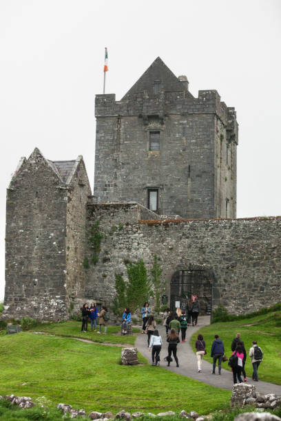 touristes à dunguaire castle dans le comté de galway, irlande - kinvara photos et images de collection