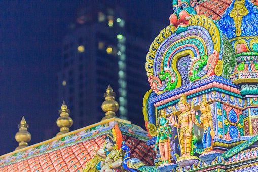 Vista de la colorida noche de dioses indios de la escultura en el templo de Sri Maha Mariamman, también conocido como Templo de Maha Uma Devi, el público hindú Templo en Silom, Bangkok, Tailandia. Se conoce como Wat Khaek Silom. photo