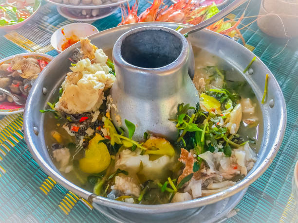 トムヤム鍋で霜降り寝台 (マーブルゴビー) 魚眠そうなハゼはハーブのスープに煮。トムの yum やトムのヤマイモは、香りのスパイスとハーブのスープに辛くて酸っぱいタイのスープのタイプ� - marmorata ストックフォトと画像