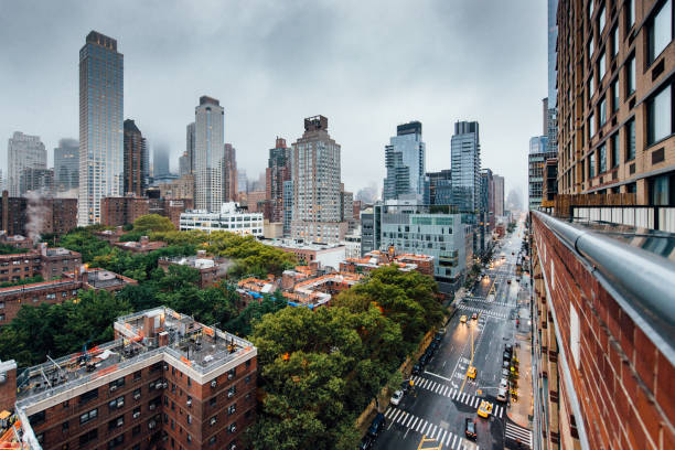 journée correspondante & nuit new york skyline - overcast day new york city manhattan photos et images de collection