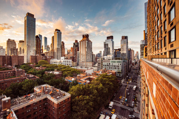 combinando o dia e noite nova york skyline - manhattan aerial view new york city city - fotografias e filmes do acervo