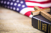 christian-kreuz-und-bibel-amerikanischen-konzept.jpg?b=1&s=170x170&k=20&c=JMKBZFjDHWyNAas80cLM7ozwXBRo4qpXAEaRfc9e2bg=