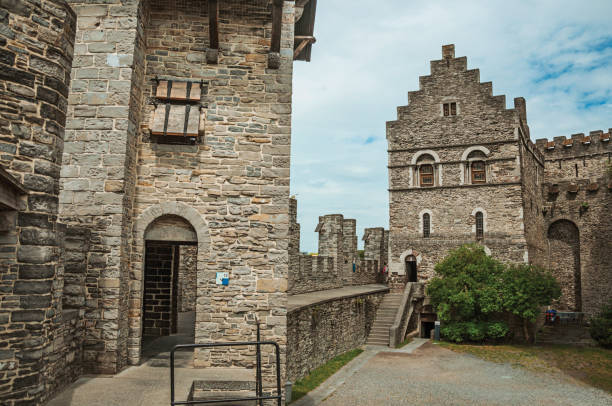 relógio-torre de pedra, porta e paredes no interior do castelo gravensteen em ghent. - castle gravensteen - fotografias e filmes do acervo