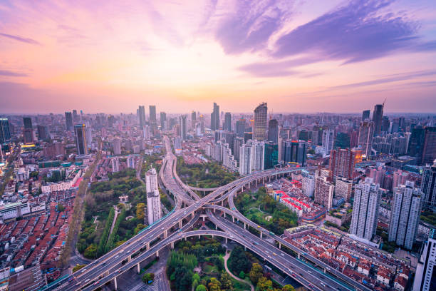 夕暮れ上海中国スカイライン - aerial view shanghai technology multiple lane highway ストックフォトと画像