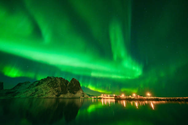 colorido luzes do norte - aurora borealis iceland astronomy tranquil scene - fotografias e filmes do acervo