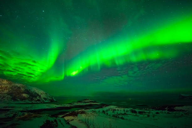 colorido luzes do norte - aurora borealis iceland astronomy tranquil scene - fotografias e filmes do acervo