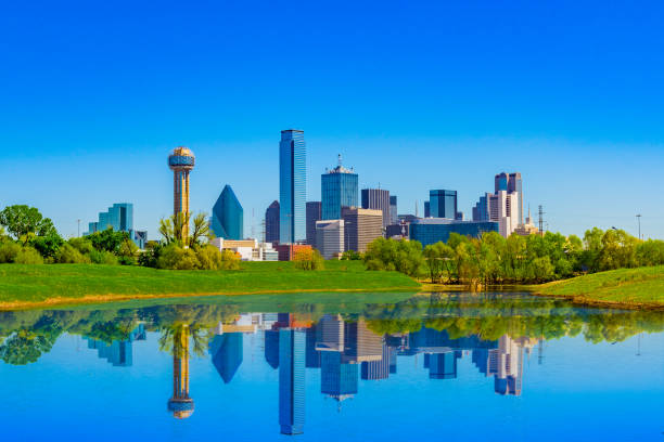 frühling skyline von dallas, texas - dallas stock-fotos und bilder