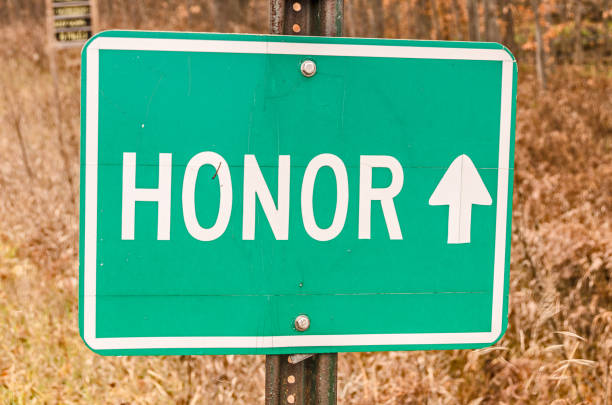 istock Sign for Honor with an Arrow 904773904