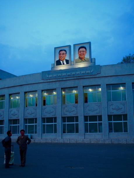 día en la vida en corea del norte - kim jong il fotografías e imágenes de stock