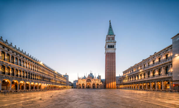 plaza de san marcos en venecia, italia - venitian fotografías e imágenes de stock