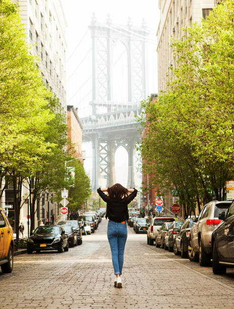 뉴욕의 맨해튼 다리 근처 젊은 여자 - manhattan bridge 뉴스 사진 이미지