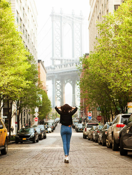 young woman near manhattan bridge in new york - manhattan bridge imagens e fotografias de stock