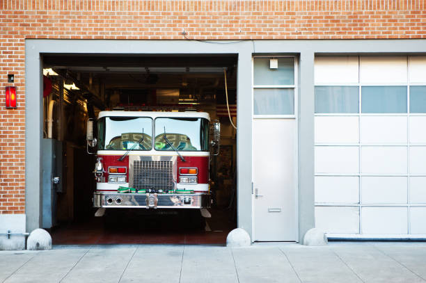 feuerwehrauto im feuerwehrhaus. - feuerwache stock-fotos und bilder