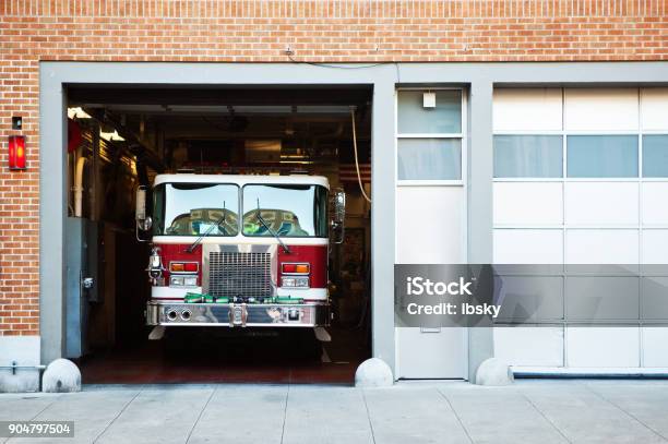 Feuerwehrauto Im Feuerwehrhaus Stockfoto und mehr Bilder von Feuerwache - Feuerwache, Feuerwehrmann, Feuerwehrauto