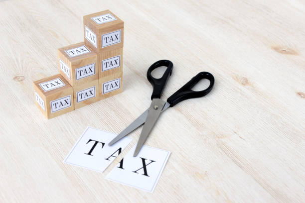 conceitos de impostos do corte - cutting currency scissors home finances - fotografias e filmes do acervo