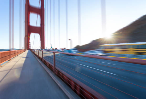 движение по подвесному мосту - gold gate bridge san francisco county стоковые фото и изображения