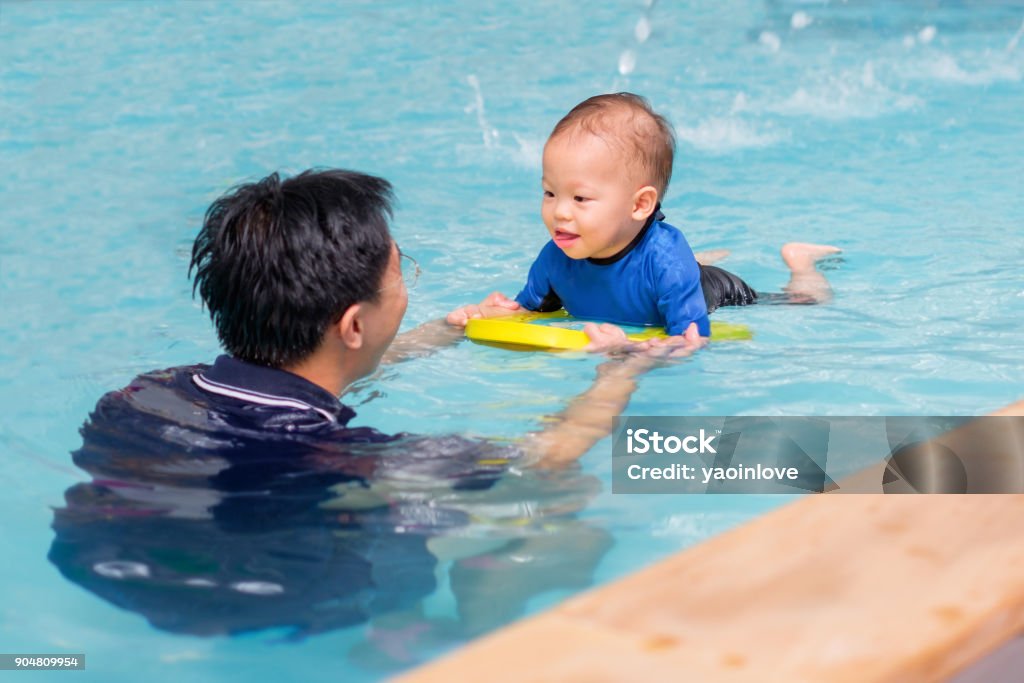 Padre de Asia tener lindo poco asiática 18 meses/1 año niño bebé niño niño a clase de natación - Foto de stock de Natación libre de derechos