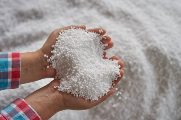 fertilizante urea en mano de mujer. - sales growth fotografías e imágenes de stock