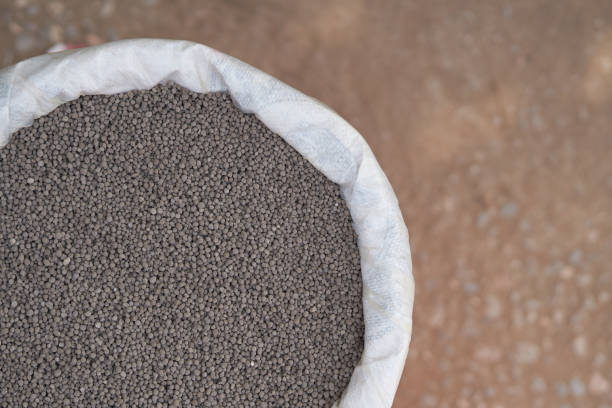 istock 18-46-0 , Diammonium phosphate (DAP) fertilizers in fertilizer bag. 904810002