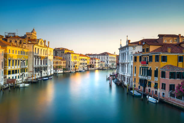 venedig-canal grande oder canal grande, rialto-brücke sehen. italien - venice italy veneto italy grand canal stock-fotos und bilder